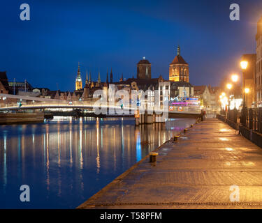 Nacht Blick auf die Altstadt von Danzig. City lights Reflexion in der Mottlau. Hochauflösende panorama Stockfoto