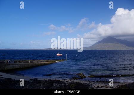 Kleine rote Fischerboot in Elgol, Blick über den Loch Scavaig auf die cullin Hills. Isle of Skye, Schottland, Großbritannien. Stockfoto