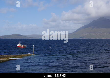 Kleine rote Fischerboot in Elgol, Blick über den Loch Scavaig auf die cullin Hills. Isle of Skye, Schottland, Großbritannien. Stockfoto