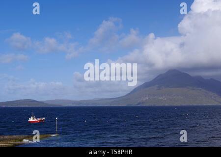 Kleine rote Fischerboot in Elgol, Blick über den Loch Scavaig auf die cullin Hills. Isle of Skye, Schottland, Großbritannien. Stockfoto