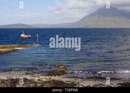 Kleine rote Fischerboot in Elgol, Blick über den Loch Scavaig auf die cullin Hills. Isle of Skye, Schottland, Großbritannien. Stockfoto