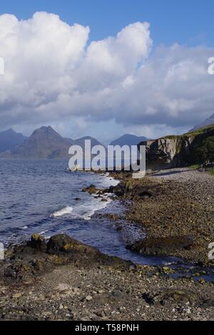 Iconic Blick von elgol auf die keulung Hügel jenseits Loch Scavaig. Isle of Skye, Schottland, Großbritannien. Stockfoto