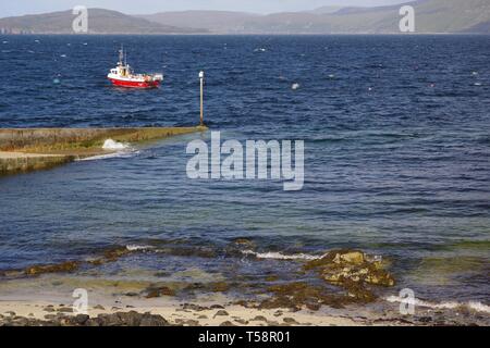 Kleine rote Fischerboot in Elgol, Blick über den Loch Scavaig auf die cullin Hills. Isle of Skye, Schottland, Großbritannien. Stockfoto