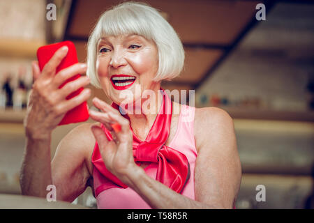 Freudige schöne Frauen, die eine angenehme Nachricht Stockfoto