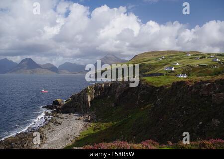 Kleine rote Fischerboot in Elgol, Blick über den Loch Scavaig auf die cullin Hills. Isle of Skye, Schottland, Großbritannien. Stockfoto