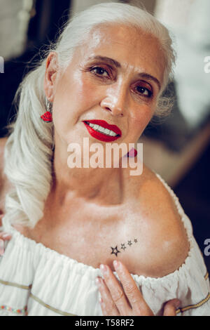 Angesichts der attraktiven Schön gealterte Frau Stockfoto