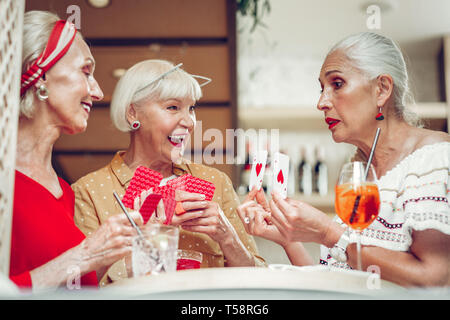 Schöne angenehme Frau, ihre Karten an Freunde Stockfoto