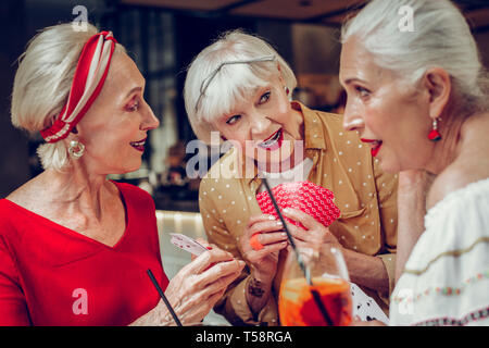 Schön angenehm Frauen sprechen miteinander Stockfoto