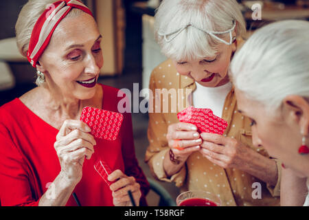 Gut aussehende Frauen ein Spiel spielen begeistert Stockfoto