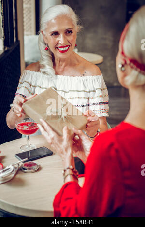 Positive senior Frau Gruß Ihr bester Freund Stockfoto