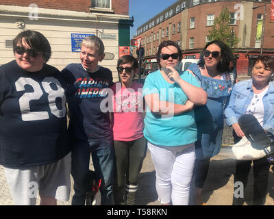 Freunde des ermordeten Journalistin Lyra McKee, die teilnahmen, in einem Protest außerhalb Junior McDaid Haus in Derry, der Sitz von Saoradh. Stockfoto