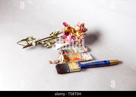 Artist Equipment und withrered Rose auf ein Papier gelegt, Studio noch Leben Stockfoto