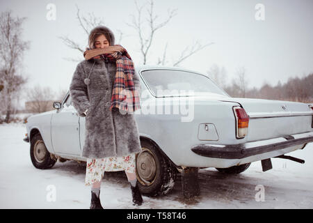 Winter Frau steht in der Nähe der Car Stockfoto