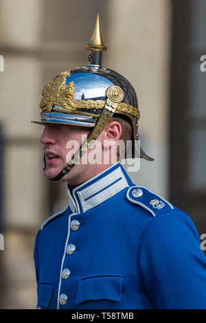 Eine Königliche Schwedische Life Guard in seinem hellblauen zeremoniellen einheitliche und dekoriert Silber pickelhaube Helm.. Stockfoto