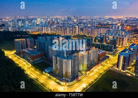 Wunderschöner Blick auf die Skyline der Nachtszene im westlichen Teil von Singapur. Stockfoto