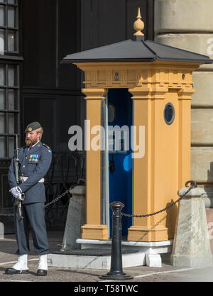 Ein bärtiger Sentry steht auf der Hut von seinem reich verzierten Sentry Box an der Königliche Palast in Stockholm nach dem Ändern des Schutzes Stockfoto