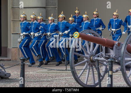 Die Königliche Garde in Hellblau und Silber full Dress Uniform pickelhaube Helme quick März während der wachablösung. Stockfoto