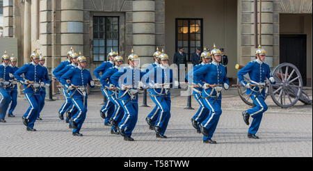 Die Königliche Garde in Hellblau und Silber full Dress Uniform pickelhaube Helme paradieren während der wachablösung. Stockfoto