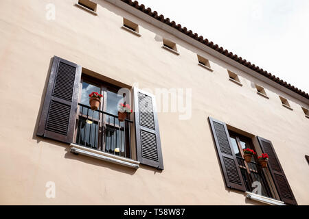 Fassade mit zwei hölzernen Balkonen und Blumentöpfe Stockfoto