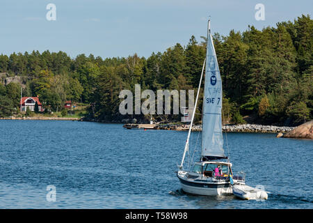 Die yacht Ronda segeln in eine Bucht in den Stockholmer Schären Stockfoto