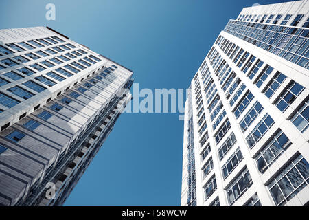 Niedriger Blickwinkel auf hohe Bürogebäude Stockfoto