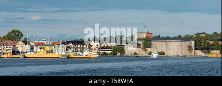 Vaxholm Festung, die Stadt und die Fähren in der Mitte September Sonnenschein. Stockfoto