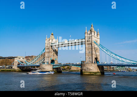 Die Tower Bridge in London, Großbritannien. Tagsüber mit wunderschönen klaren Himmel. Eine der Englischen Symbole Stockfoto