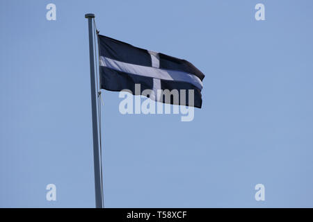 Cornish Flagge vor blauem Himmel Stockfoto