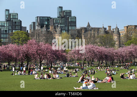 Die Menschen genießen den Sonnenschein in den Wiesen, Edinburgh, wie das Vereinigte Königreich weiterhin die warme Ostern Wetter zu genießen. Stockfoto