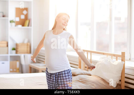 Schwangere Frau mit Morgendlichem Stockfoto
