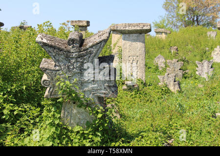 Orthodoxe und vedische Symbole auf Grabsteinen auf dem Friedhof im Dorf Rajac in Ostserbien Stockfoto