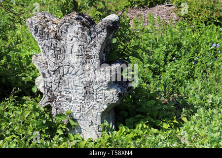 Orthodoxe und vedische Symbole auf Grabsteinen auf dem Friedhof im Dorf Rajac in Ostserbien Stockfoto