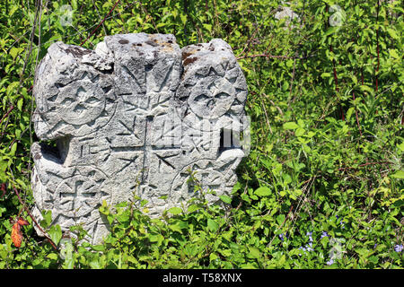 Orthodoxe und vedische Symbole auf Grabsteinen auf dem Friedhof im Dorf Rajac in Ostserbien Stockfoto