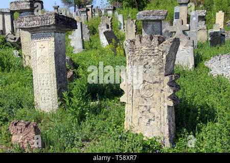 Orthodoxe und vedische Symbole auf Grabsteinen auf dem Friedhof im Dorf Rajac in Ostserbien Stockfoto