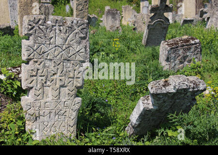 Orthodoxe und vedische Symbole auf Grabsteinen auf dem Friedhof im Dorf Rajac in Ostserbien Stockfoto