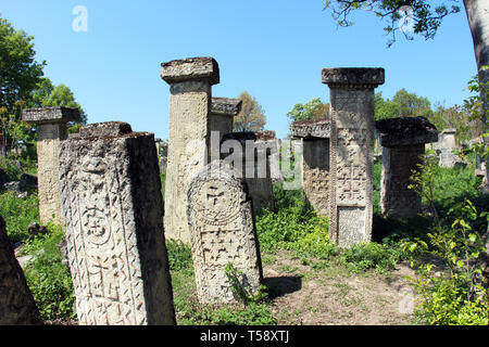 Orthodoxe und vedische Symbole auf Grabsteinen auf dem Friedhof im Dorf Rajac in Ostserbien Stockfoto