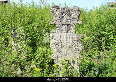 Orthodoxe und vedische Symbole auf Grabsteinen auf dem Friedhof im Dorf Rajac in Ostserbien Stockfoto