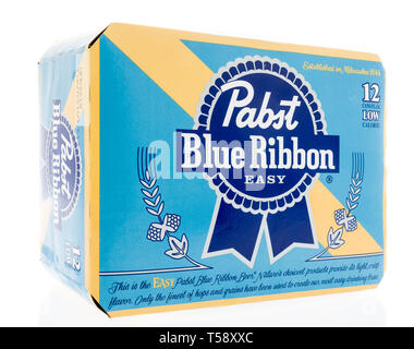 Winneconne, WI - 17. April 2019: ein Paket von Pabst Blue Ribbon einfach Bier im 12 Pack auf einem isolierten Hintergrund Stockfoto
