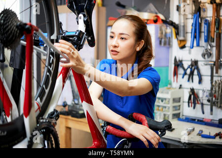 Frau in Bike Werkstatt Stockfoto