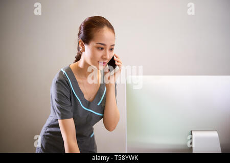 Beauty Salon an der Rezeption am Telefon sprechen Stockfoto