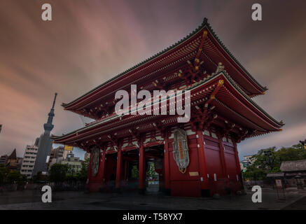 Sensoji-ji-Roten japanischen Tempel bei Sonnenuntergang in Asakusa, Tokyo, Japan Stockfoto