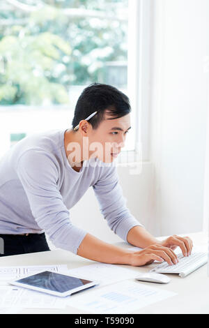 Besetzt vietnamesischen IT-Techniker Codierung Informationen Stockfoto
