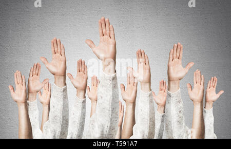 Zeile des Menschen Hände sichtbar Abstimmung Geste Stockfoto