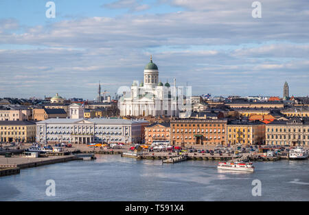 Helsinki, Finnland - 14 April: Kathedrale und anderen städtischen Gebäude mit zentralen Stadtbild in Helsinki am 14. April 2019. Mit schönen Abendlicht. Stockfoto