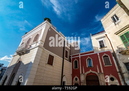 Schöne Fassade des Gebäudes in Apulien. Mediterrane Architektur des südlichen Italien. Landschaft summer blue-sky-Tag mit ausdrucksstarken Wolken. Tag Straße Gasse, Europäische Reise Fotografie Stockfoto