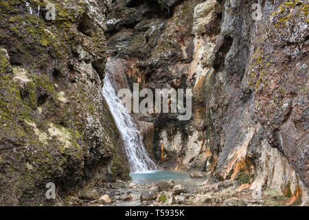 Wasserfall im reykjadalur Valley, in der Nähe von Hveragerði, SW-Island. Erdwärme wärmt den Fluss, ein beliebter Ort zum Baden in den Bergen Stockfoto