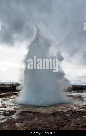 Der Strokkur Geysir bricht alle paar Minuten auf eine Höhe von ca. 15 m. Es ist im Geysir, Island, auf touristische Route der berühmten "Golden Circle". Stockfoto