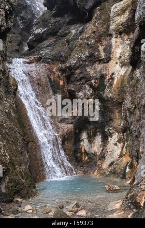 Wasserfall im reykjadalur Valley, in der Nähe von Hveragerði, SW-Island. Erdwärme wärmt den Fluss, ein beliebter Ort zum Baden in den Bergen Stockfoto