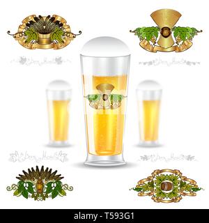 Drei realistische Mock up Glas Bier und Satz von luxuslabels auf weißem Hintergrund. Vector Illustration eine Flasche scharfe und zwei Flaschen Tiefe von Fiel Stock Vektor