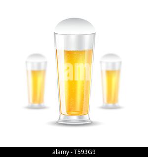 Drei realistische Mock up Glas Bier auf weißem Hintergrund. Vector Illustration ein Glas scharfe und zwei Gläser Tiefenschärfe Stock Vektor